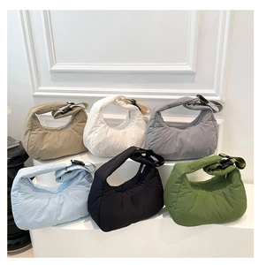 Sacs demi-lune en nylon matelassé en six couleurs avec bandoulières réglables