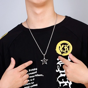 Détail du pendentif étoile pentagramme argenté avec chaîne torsadée sur un mannequin