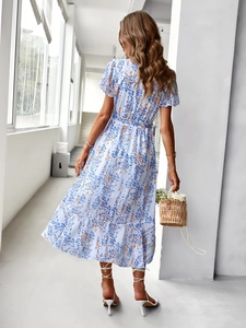 Vue arrière d'une robe fleurie bleue et blanche fluide avec manches courtes et coupe en A