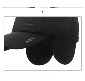 Dettaglio del cappello da baseball invernale con paraorecchie e stemma in metallo