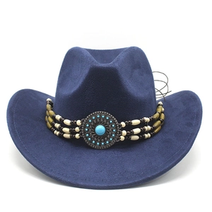 Détail d'un chapeau de cowboy bleu marine avec bande perlée et médaillon argenté