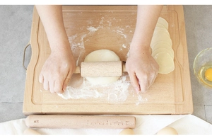 Détail d'un rouleau à pâtisserie en bois massif avec échelle sur planche à bois