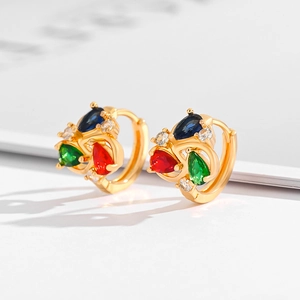 Pendientes de aro dorados con piedras de pera azules, verdes, rojas y circonitas claras