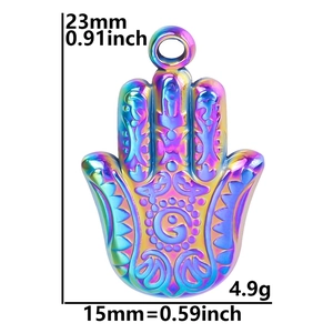 Détail du pendentif main de Hamsa arc-en-ciel avec dimensions 23mm hauteur et poids 4,9g