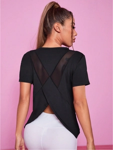 Détail du haut de yoga noir avec dos en maille respirante et coupe croisée
