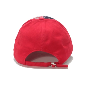 Vue arrière de casquette rouge avec rivets argentés et boucle de réglage en métal
