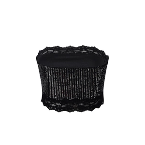 Détail du haut bandeau noir à paillettes avec bordure en dentelle et texture brillante
