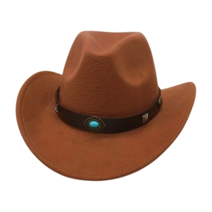 Détail d'un chapeau de cowboy en daim marron avec pierre turquoise et rivets en métal
