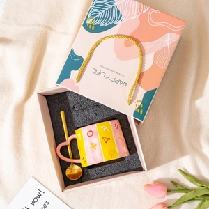 Creative ceramic heart-handle mug gift set with gold spoon and premium gift box packaging