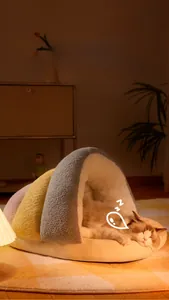 Détail d'un lit douillet pour chat avec doublure en polaire blanche épaisse et douce