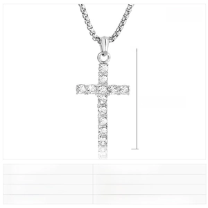 Détail du pendentif croix en acier inoxydable argenté avec strass taille 48x26mm