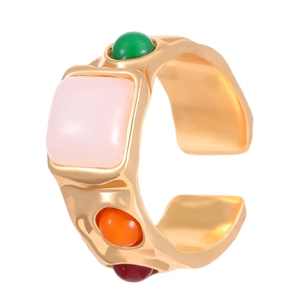 Detalle de un anillo dorado vintage con gema rosa cuadrada y piedras preciosas de colores