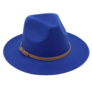 Détail du chapeau fedora en laine bleu roi avec ceinture en cuir et boucle dorée