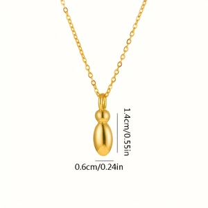 Dettaglio macro di una collana con ciondolo a zucca dorata e misure di dimensioni esatte