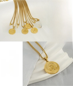 Macro des pendentifs zodiaque en acier inoxydable doré 18K avec motifs en relief
