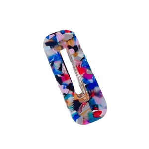 Barrette rectangulaire élégante en acétate avec motif terrazzo coloré et ressort métal