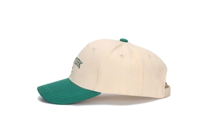 Détail de la broderie New York sur la casquette bicolore crème et vert pour enfant