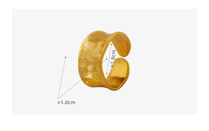 Macro detail of gold hammered ring texture with width and inner diameter measurements