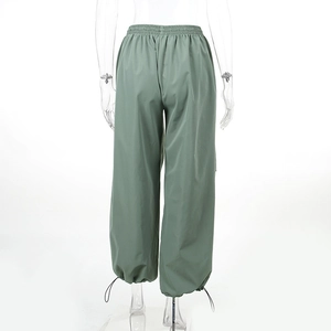 Dettaglio dei pantaloni cargo verde erba con vita elastica e coulisse regolabili sul fondo