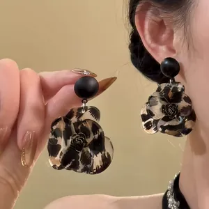 Détails de boucles d'oreilles fleur léopard avec perle mate et cœur de rose dorée