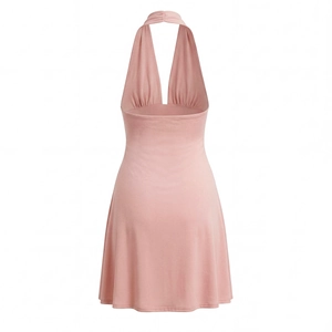 Vue détaillée du dos de la robe rose à licou avec coupe dos nu et taille élastique