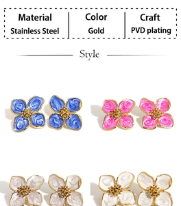 Détail de boucles d'oreilles fleur en acier 316 en émail bleu, rose et blanc
