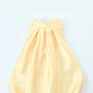 Elegantes gelbes Satin-Maxikleid mit Rückenausschnitt, Neckholder und Seidentextur