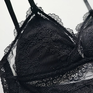 Bralette sexy en dentelle noire avec bonnets triangles et design dos nu à motifs floraux