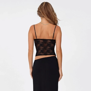 Detail der Rückansicht eines schwarzen Camisole-Tops für Damen mit Spitze und Tüll