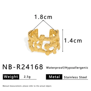Détail de la bague dorée texture lave irrégulière montrant les dimensions de 1,8 cm