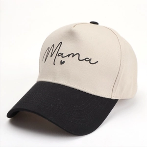 Détail du texte Mama brodé et du cœur noir sur la couronne de la casquette beige et noire