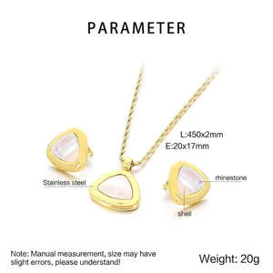 Détail de la parure en acier doré avec pendentif triangulaire et chaîne torsadée