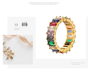 Dettaglio ravvicinato dell'anello eternity arcobaleno con gemme colorate e fascia in oro