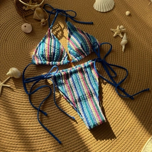 Maillot de bain bikini deux pièces à rayures texturées avec haut licou sur une natte