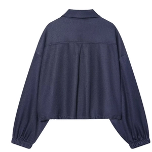 Veste ballon bleu marine avec épaules tombantes et détail de pli au dos sur fond blanc