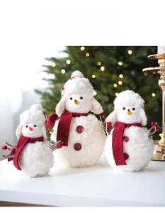 Trois bonshommes de neige en peluche avec chapeaux et écharpes rouges de Noël