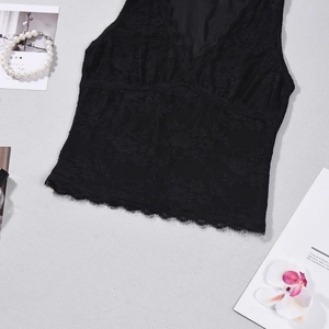 Déshabillé en dentelle noire avec bordure de cils et accessoires élégants en perles