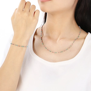 Ensemble de collier et bracelet bohème en perles colorées pour femme sur fond blanc