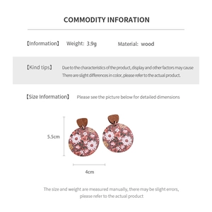 Detailed size and weight specs for wooden circular floral pendant earrings