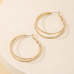 Minimalistische doppellagige Gold-Creolen mit feiner strukturierter Gravur für Damen