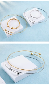 Detailansicht minimalistischer Edelstahl-Draht-Halsketten und Armreif-Sets in Gold und Silber