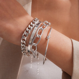 Gedetailleerde weergave van de zilverkleurige vierdelige armbandset met schakels