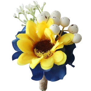 Handgefertigte Sonnenblumen-Ansteckblume mit blauen Blättern und rustikalem Jute-Stiel