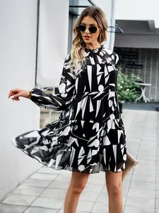 Détail d'une robe trapèze à imprimé géométrique noir et blanc avec jupe à volants et manches bouffantes