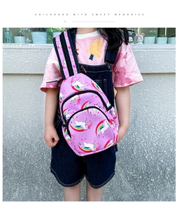 Detalle de riñonera morada de unicornio con diseño compacto y estampado en el modelo