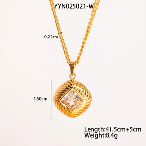 Detail der goldene Raute-Anhänger mit Zirkon-Inlay zeigt Größe und Kettenlänge an