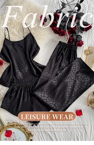 Vue détaillée de l'ensemble trois pièces en satin noir avec tissu jacquard léopard