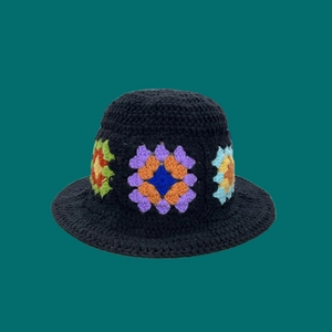 Handgefertigter schwarzer Häkel-Fischerhut mit bunten Blumenmustern im Vintage-Stil