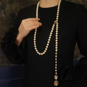 Collana lunga di perle da donna con ciondolo a uccello dorato e nappa di diamanti