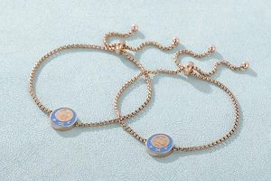 Dettagli dei bracciali zodiacali in oro rosa con ciondoli blu Acquario e Pesci
